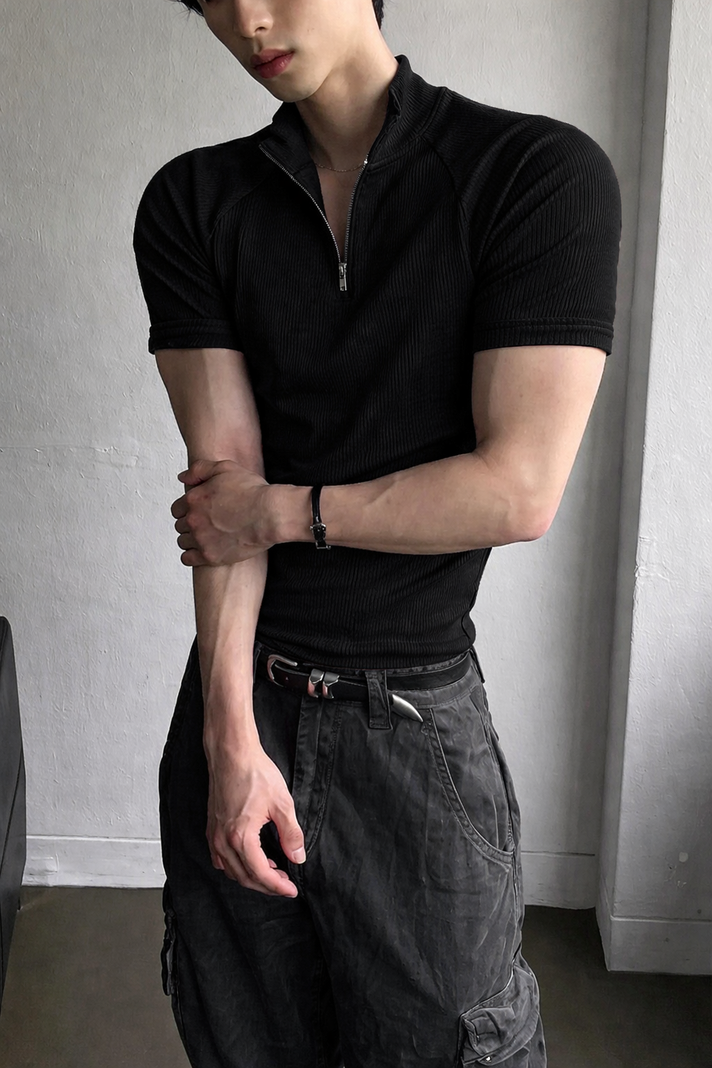 RIWYN Slim Rib Zipper High Neck T-Shirt