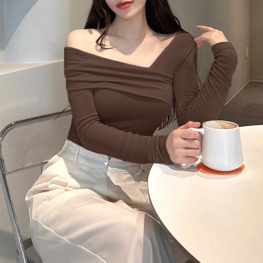 RǏWYÑ | Korean Way Overlpped Off-Shoulder Top