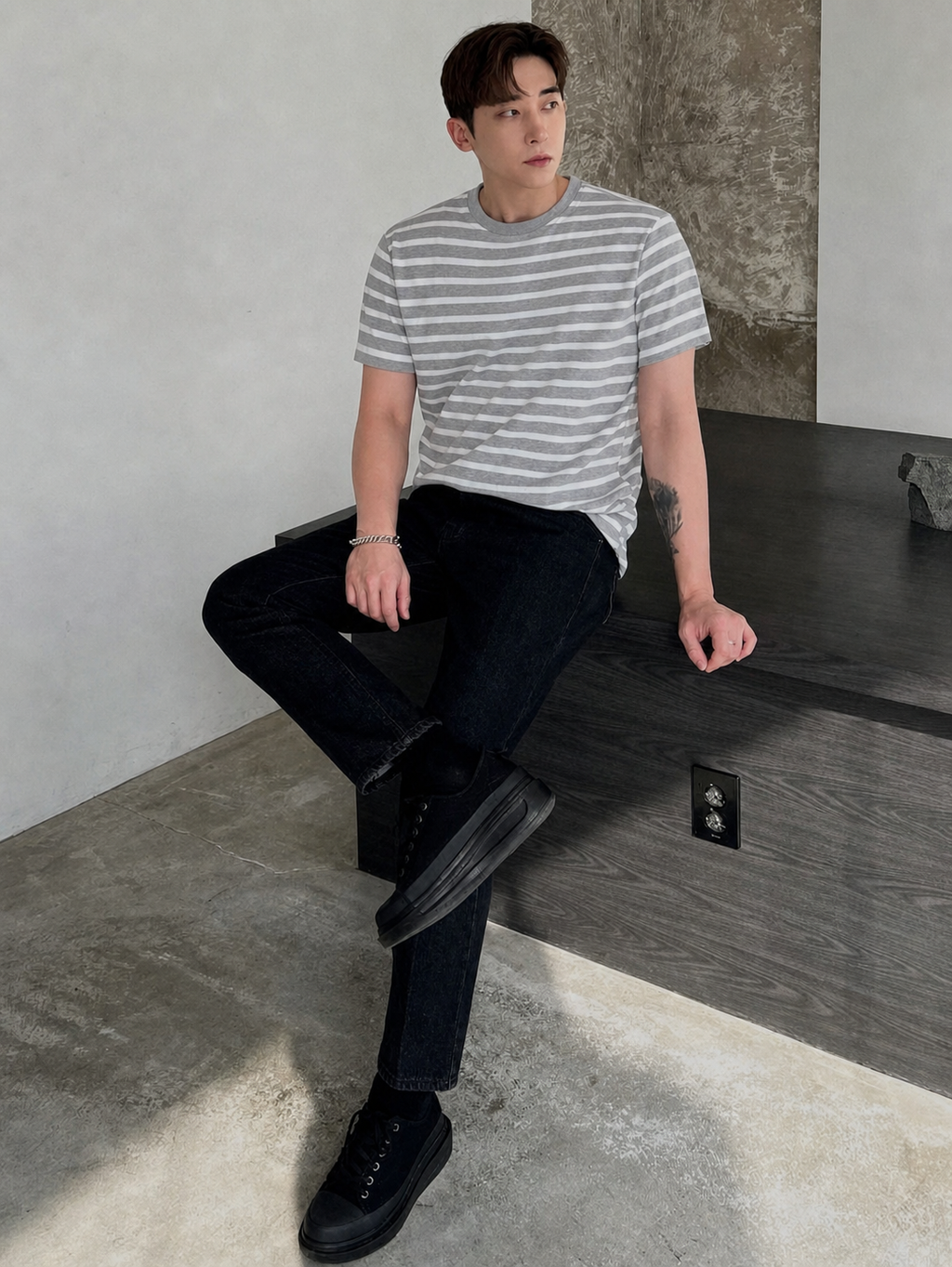 RIWYN Stripe Series Crew Neck Tshirt