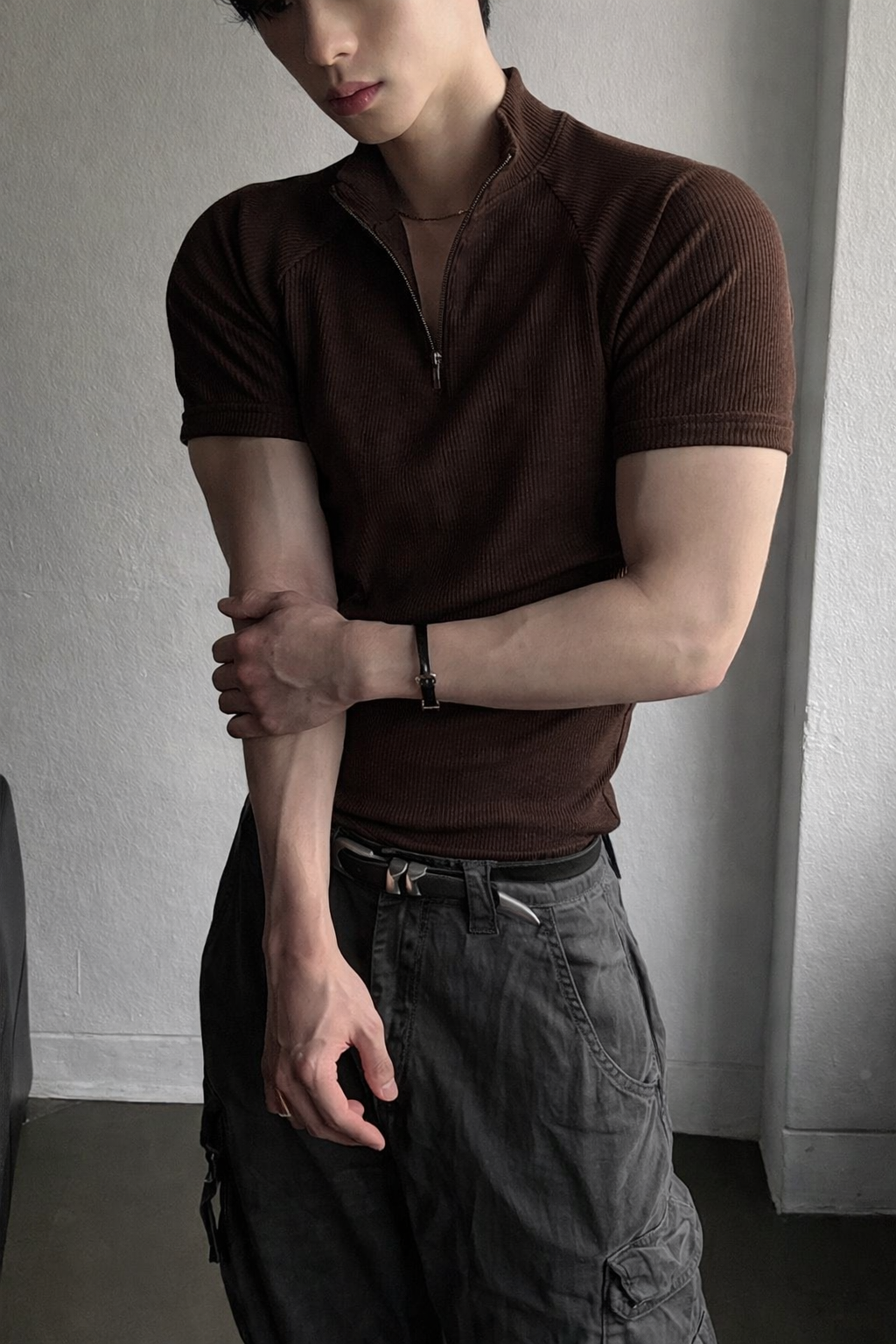 RIWYN Slim Rib Zipper High Neck T-Shirt