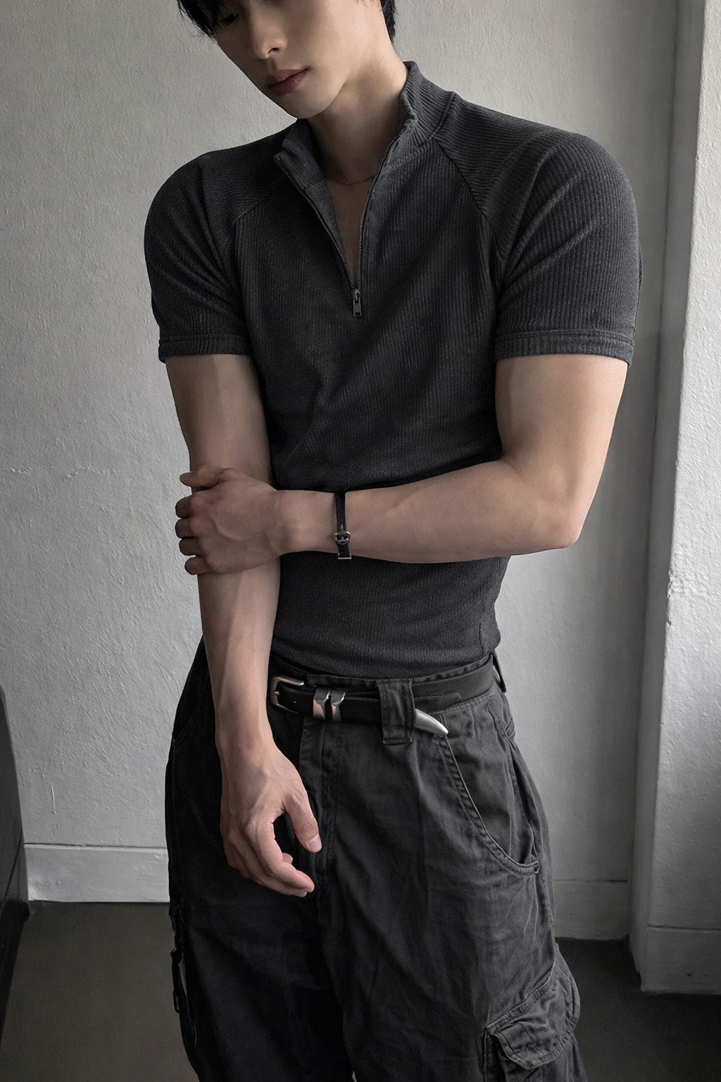 RIWYN Slim Rib Zipper High Neck T-Shirt