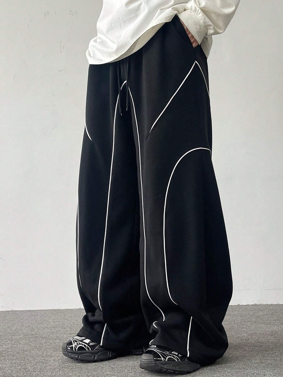 RIWYN Contrast Curve Baggy Joggers