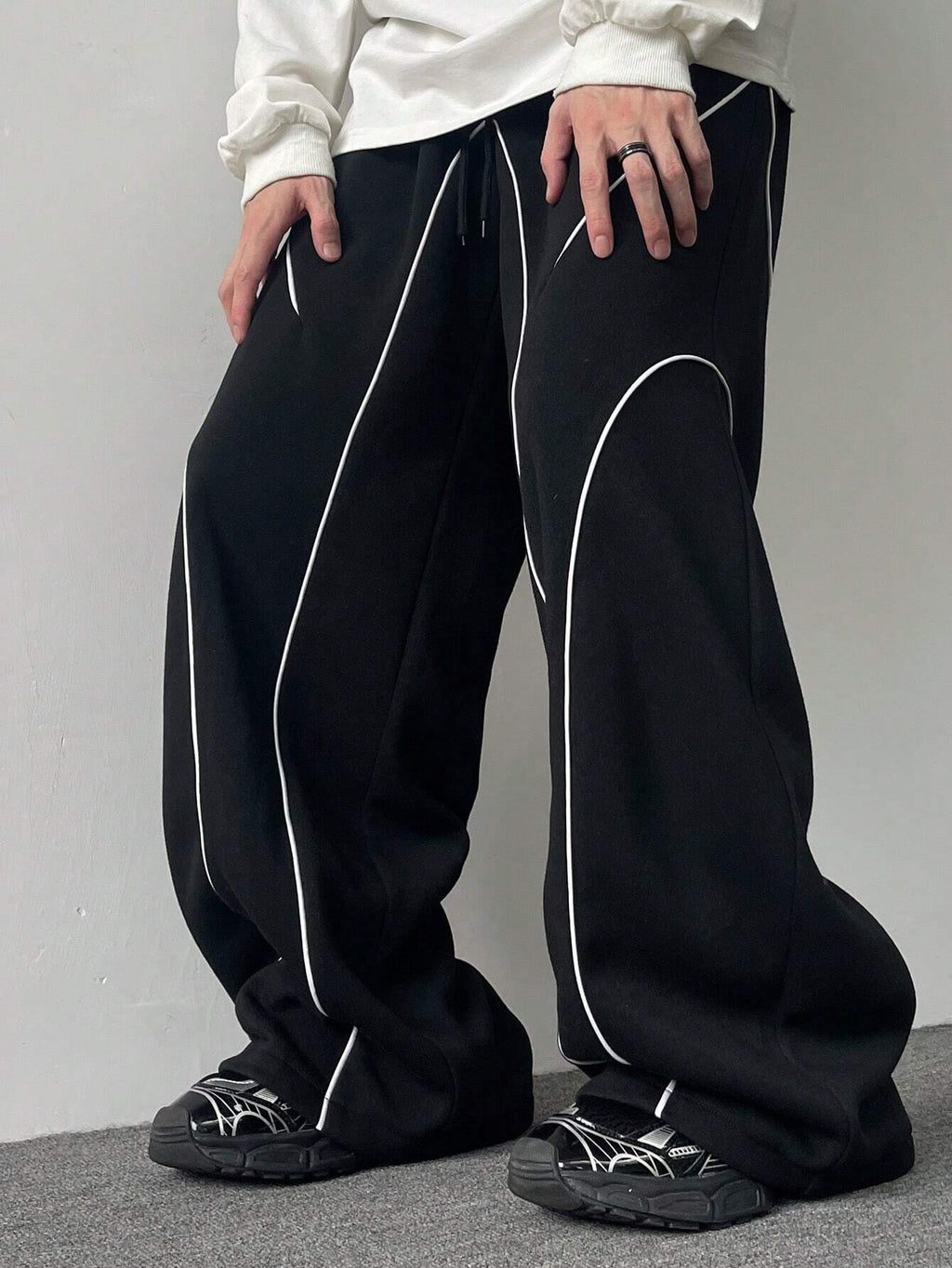 RIWYN Contrast Curve Baggy Joggers