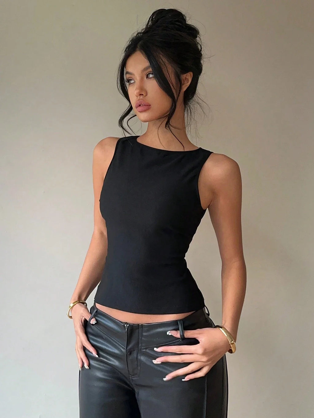 RǏWYÑ | Peek and Tie Backless Top