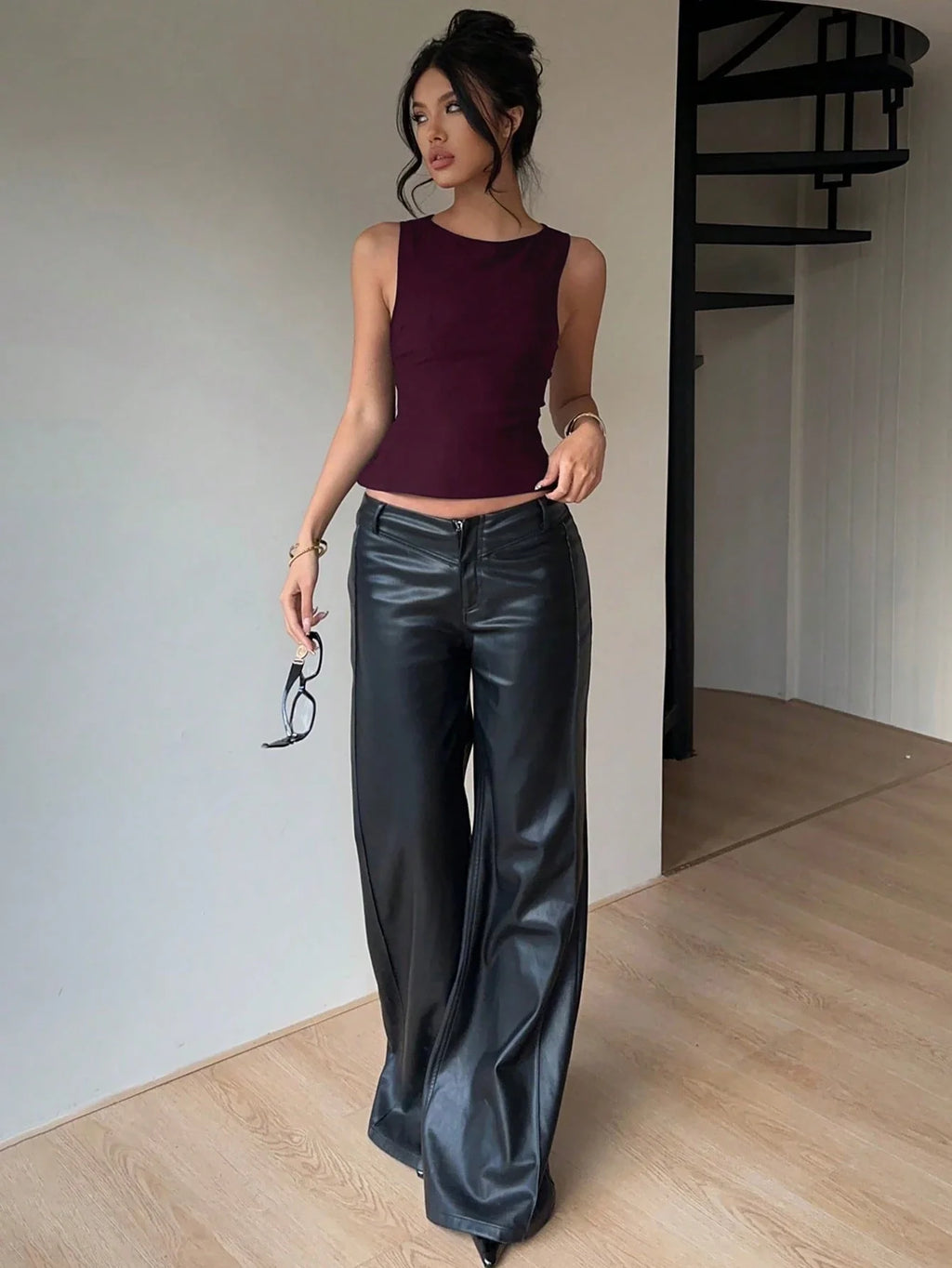 RǏWYÑ | Peek and Tie Backless Top