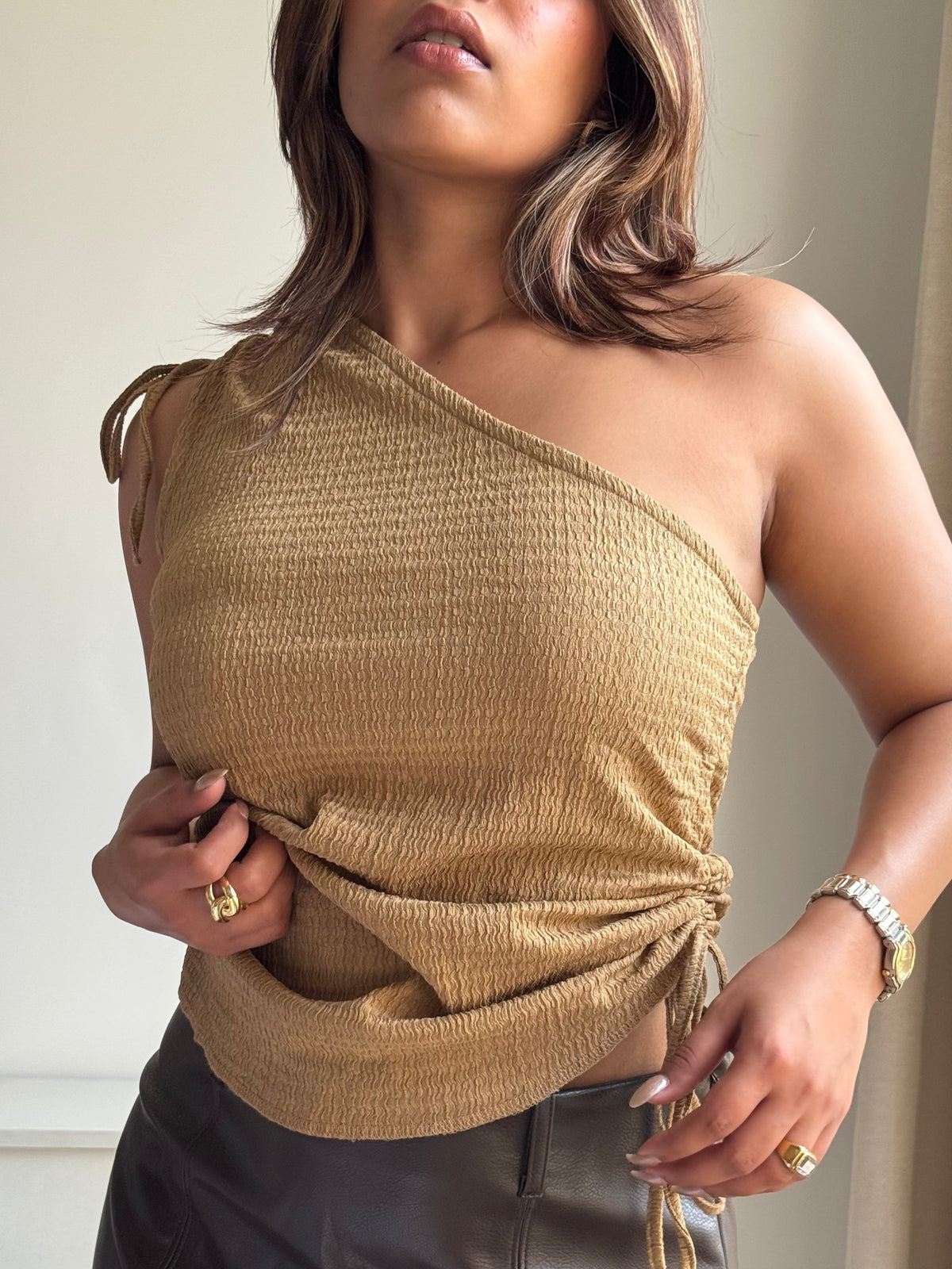 RǏWYÑ | Sway One-Shoulder Slim Fit Texture Top