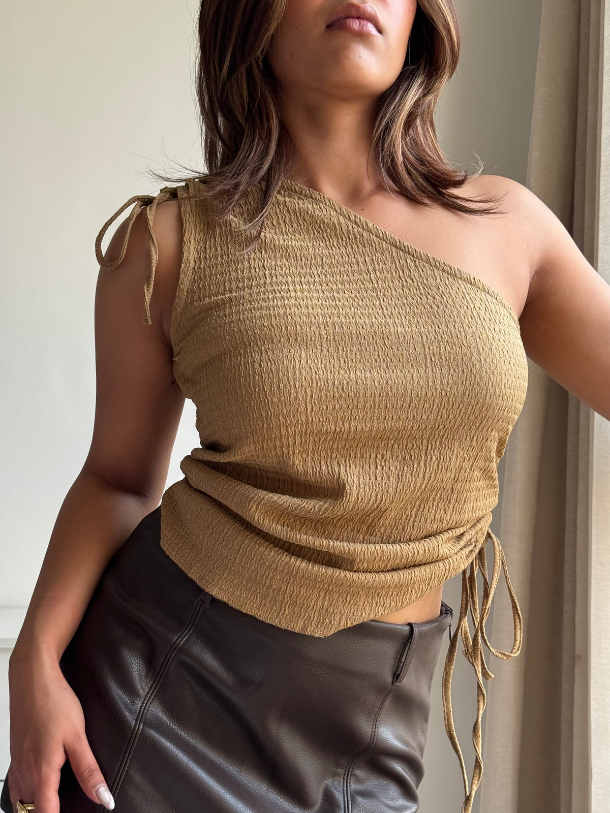 RǏWYÑ | Sway One-Shoulder Slim Fit Texture Top