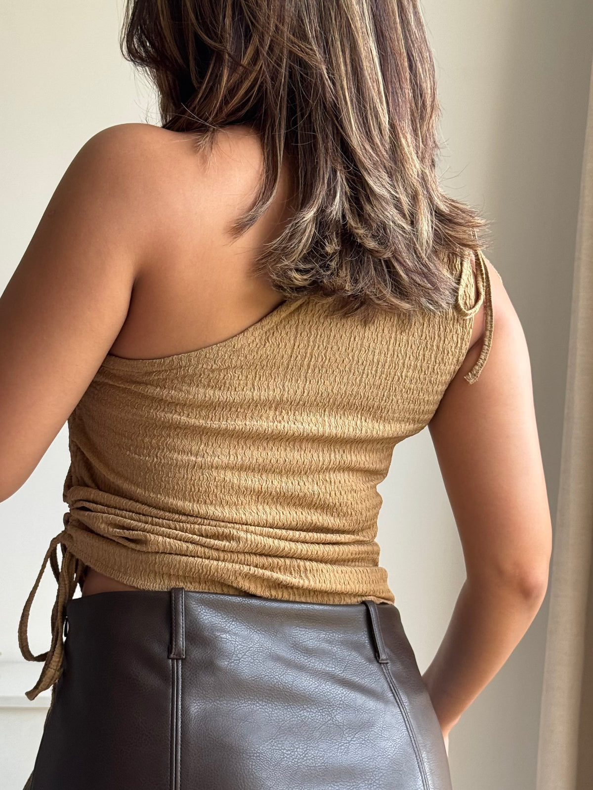 RǏWYÑ | Sway One-Shoulder Slim Fit Texture Top