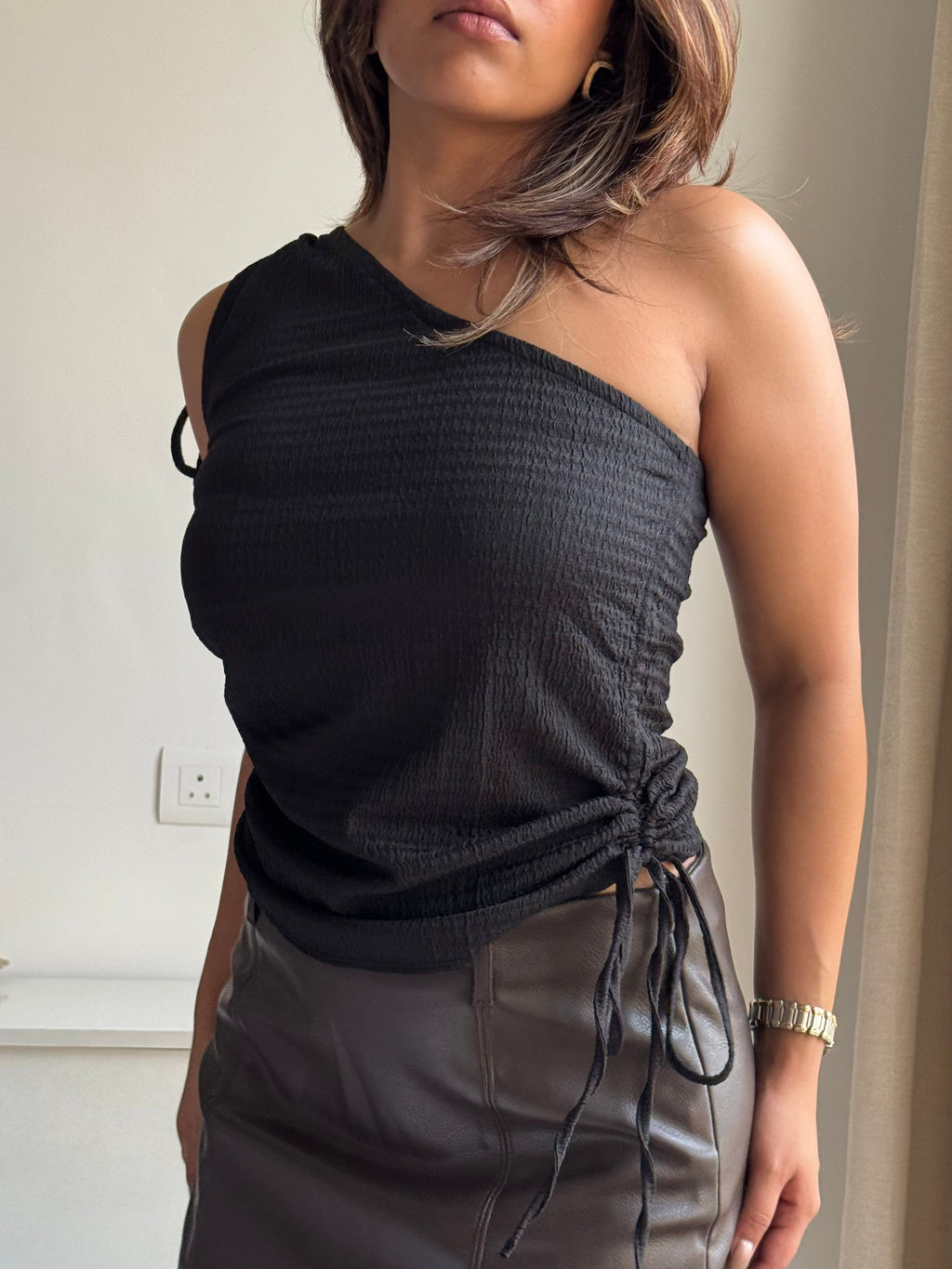 RǏWYÑ | Sway One-Shoulder Slim Fit Texture Top