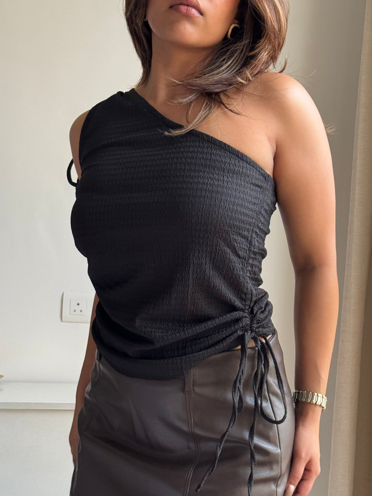 RǏWYÑ | Sway One-Shoulder Slim Fit Texture Top