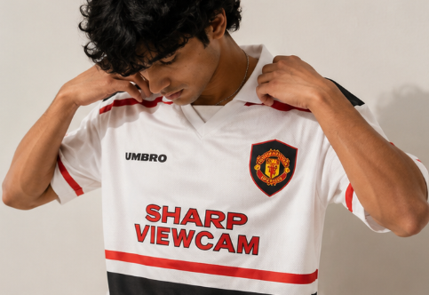 Scholes 18 vintage football jersey collar and front detail